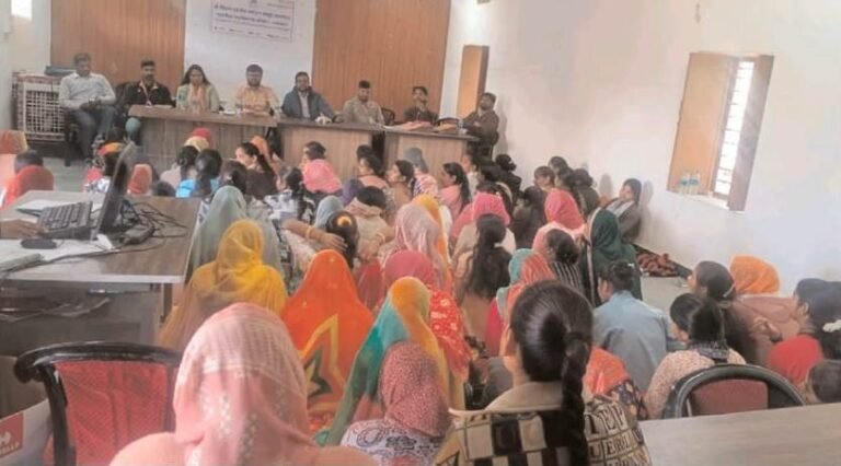 शिक्षा की अलख जगाने के लिए महिलाओं ने भरी हुंकार